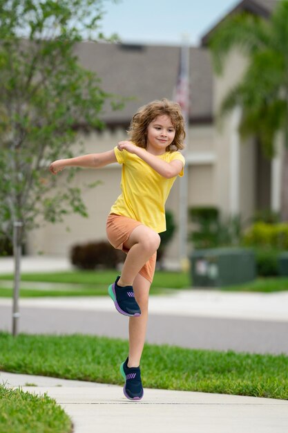 Bambini attivi sport bambini sana attività sportiva per bambini gara ragazzino giovane atleta in corsa