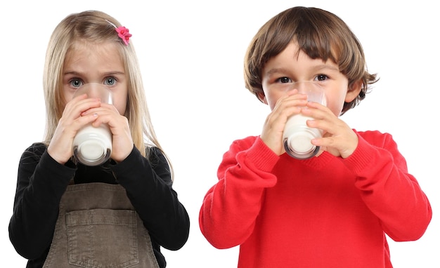 Bambini bambina ragazzo bambino bere latte bambino vetro cibo sano isolato su bianco