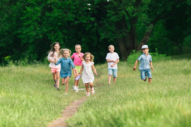 Bambini, bambini che corrono sul prato, estate