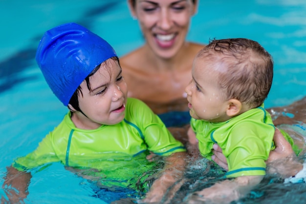 Bambini carini in una piscina