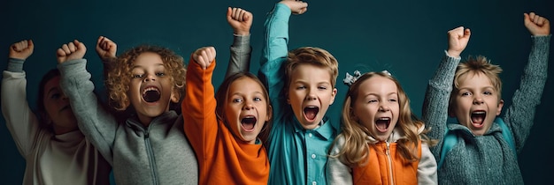 Bambini che applaudono e festeggiano sullo sfondo blu dello studio