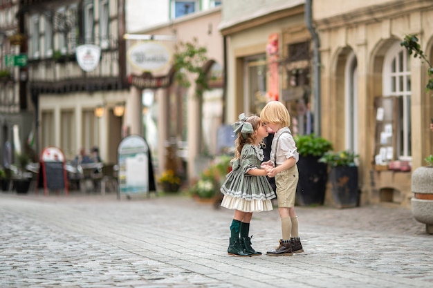 Bambini che camminano per strada. La relazione di una ragazza e un ragazzo. Foto in stile retrò. Lastricatori nel centro della città.Estate.Germania