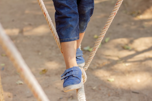 Bambini che camminano sotto la corda