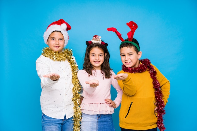 Bambini che celebrano il giorno di Natale facendo espressioni