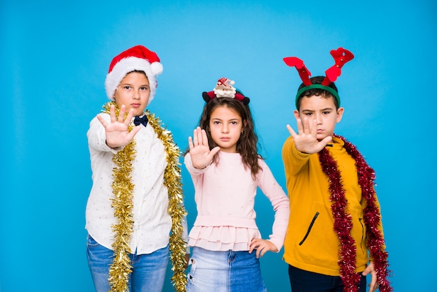 Bambini che celebrano il giorno di Natale facendo espressioni