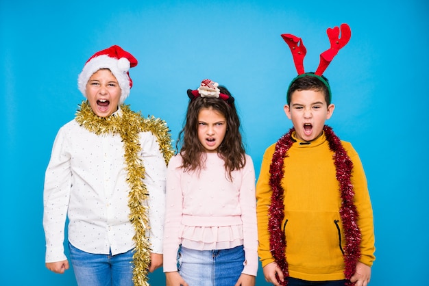 Bambini che celebrano il giorno di Natale facendo espressioni