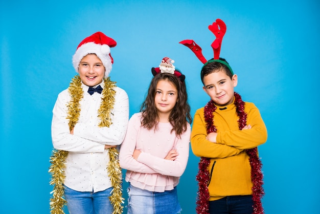 Bambini che celebrano il giorno di Natale facendo espressioni