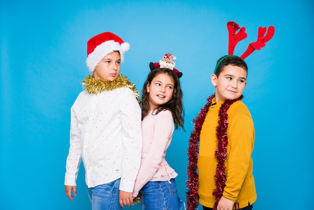 Bambini che celebrano il giorno di Natale facendo espressioni