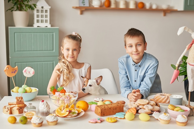 Bambini che celebrano la Pasqua con il cibo