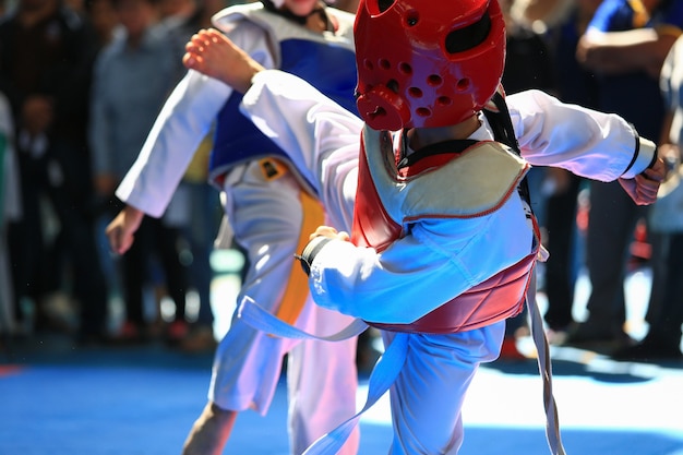 Bambini che combattono sul palco durante il torneo di Taekwondo