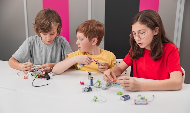 Bambini che costruiscono robot elettronici in classe