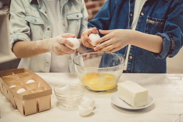 Bambini che cuociono in cucina