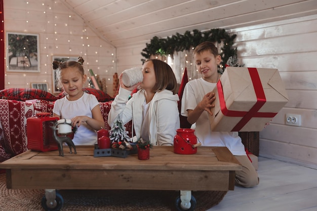 Bambini che decorano l'albero di Natale, Buon Natale e Vacanze di Capodanno. Famiglia, vacanze invernali e concetto di persone, famiglia amante del ritratto da vicino.