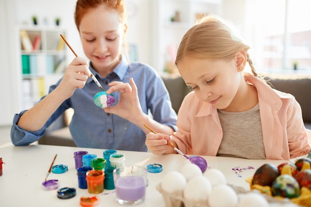 Bambini che dipingono le uova per Pasqua