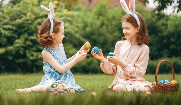 bambini che dipingono uova all'aperto