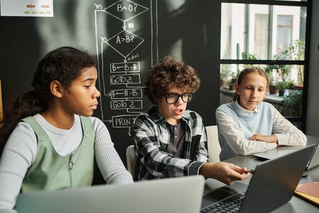 Bambini che discutono di software a lezione