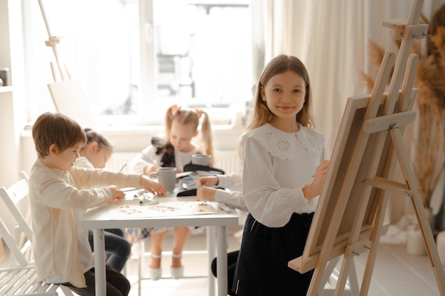 Bambini che disegnano con vernice o acquerello Divertiti e una lezione su come disegnare schizzi