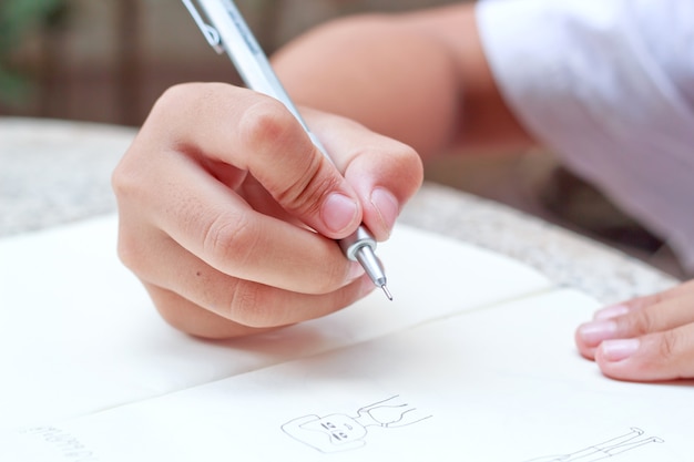 Bambini che disegnano il suo libro di nota.