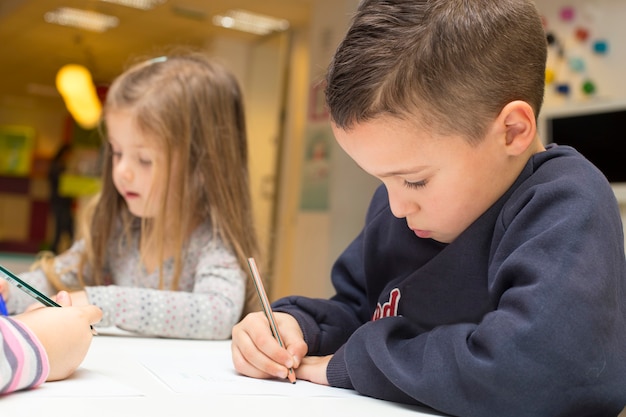 Bambini che disegnano nella stanza dei giochi