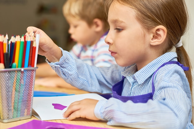 Bambini che fanno buoni regalo all'asilo