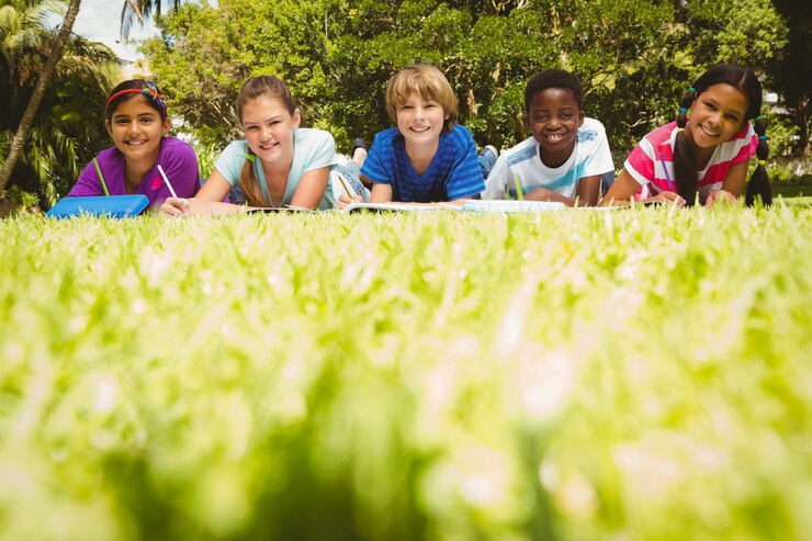 Foto bambini che fanno i compiti al parco