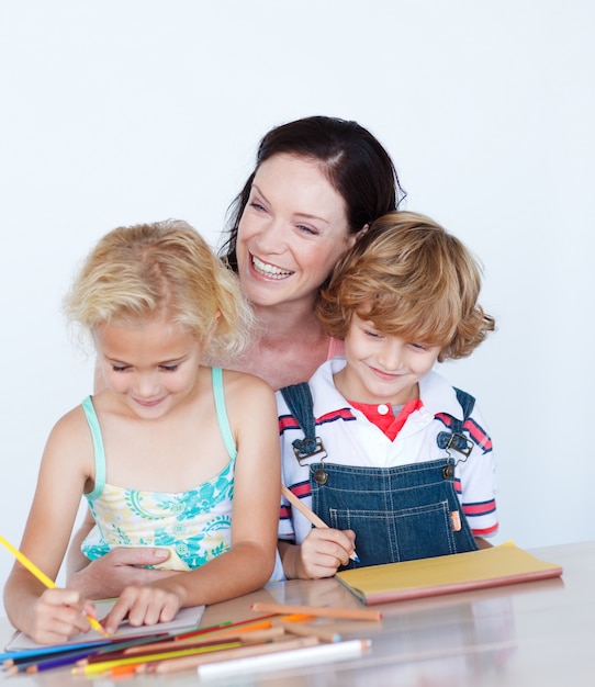 Bambini che fanno i compiti con la madre