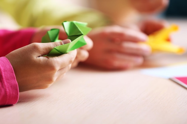 Bambini che fanno il cigno con carta colorata