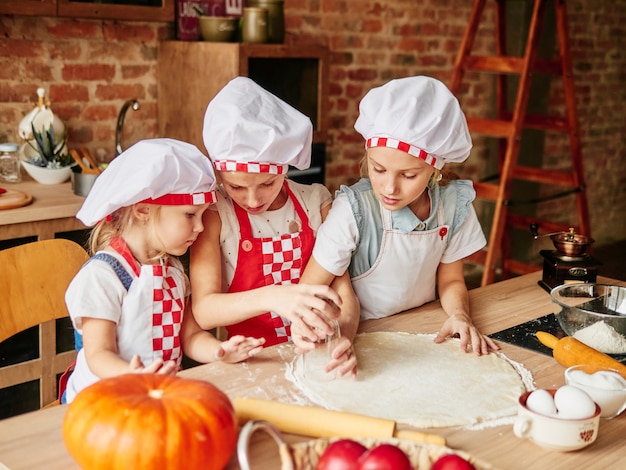 Bambini che fanno le torte. Concetto di tempo della famiglia. Famiglia felice in cucina. Resta a casa