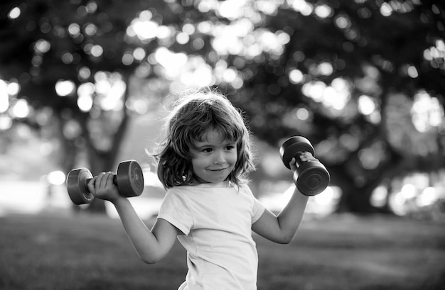 Bambini che fanno sport nel parco bambini con uno stile di vita sano sport bambino con muscoli forti