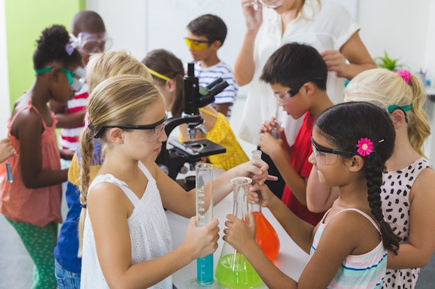 Bambini che fanno un esperimento chimico in laboratorio