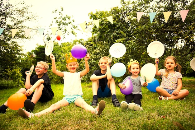 Bambini che festeggiano a una festa di compleanno