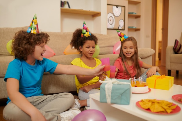 Bambini che festeggiano il compleanno e sembrano felici