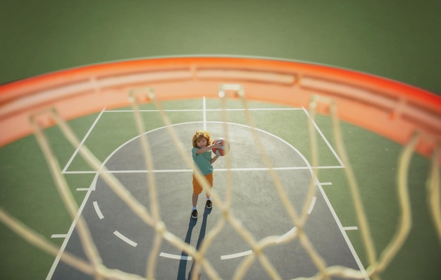 Bambini che giocano a basket attività sportive per bambini ragazzo sportivo