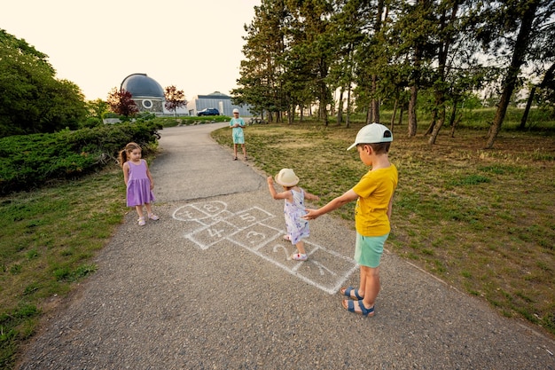 Bambini che giocano a campana nel parco Attività all'aperto per bambini