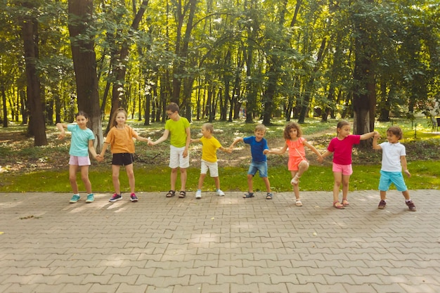 Bambini che giocano a giochi di team building all'aperto all'asilo nido