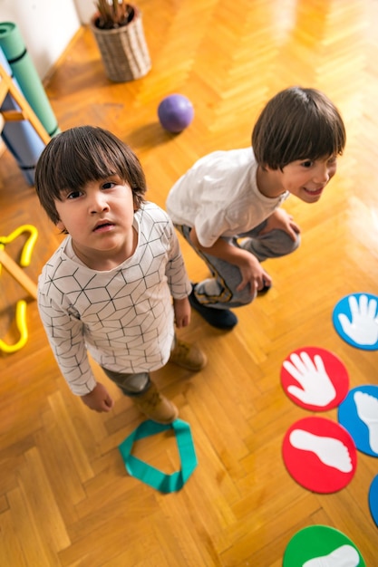 Bambini che giocano a Twister all'asilo