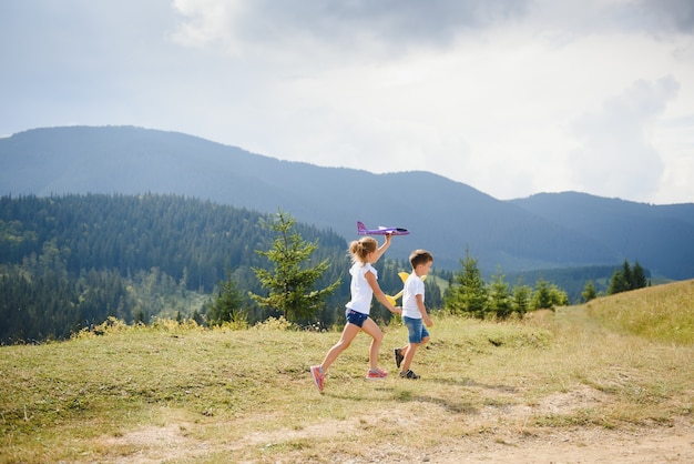 Bambini che giocano con aeroplani giocattolo