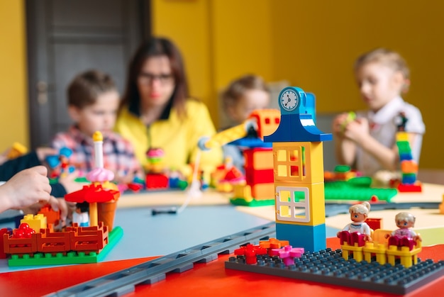 Bambini che giocano con i blocchi del costruttore in classe