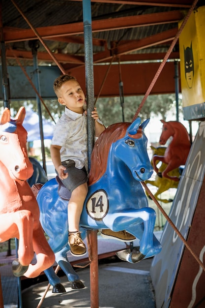 bambini che giocano con la madre all'aperto in un parco