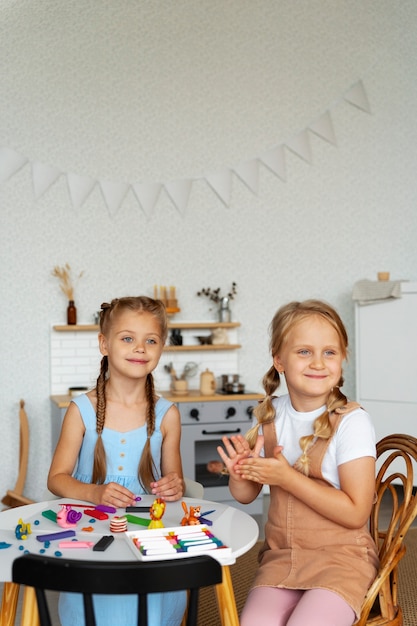 Bambini che giocano con la pasta da gioco