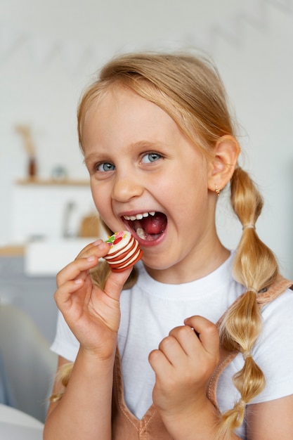 Bambini che giocano con la pasta da gioco