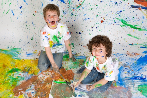 Bambini che giocano con la pittura