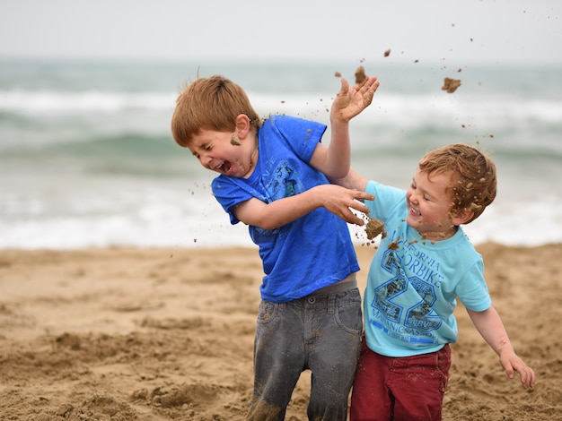 Bambini che giocano con la sabbia sulla spiaggia