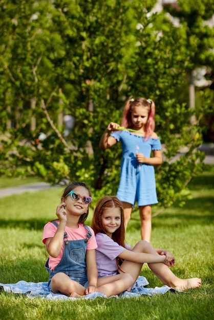 Bambini che giocano con le bolle di sapone nel parco