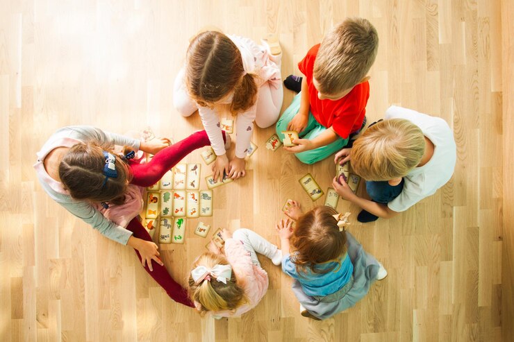 Bambini che giocano con le carte puzzle per lo sviluppo del bambino nella stanza dei giochi Abbina gli animali giusti Carta con animali mamma e bambino