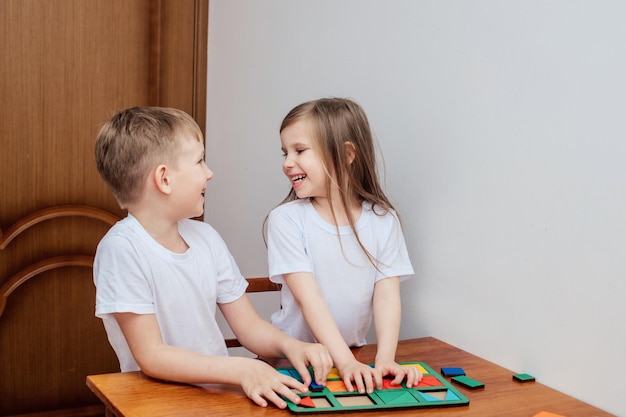 Bambini che giocano con un giocattolo sul tavolo