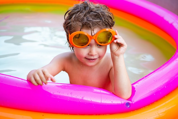Bambini che giocano e concetto di piscina attiva per il tempo libero Bambino che si diverte in estate Ragazzino che si diverte in piscina Rilassatevi nella piscina termale Bambini felici