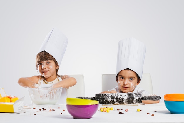 Bambini che giocano in cucina