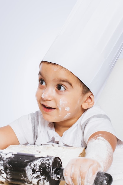 Bambini che giocano in cucina