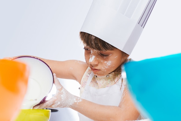 Bambini che giocano in cucina